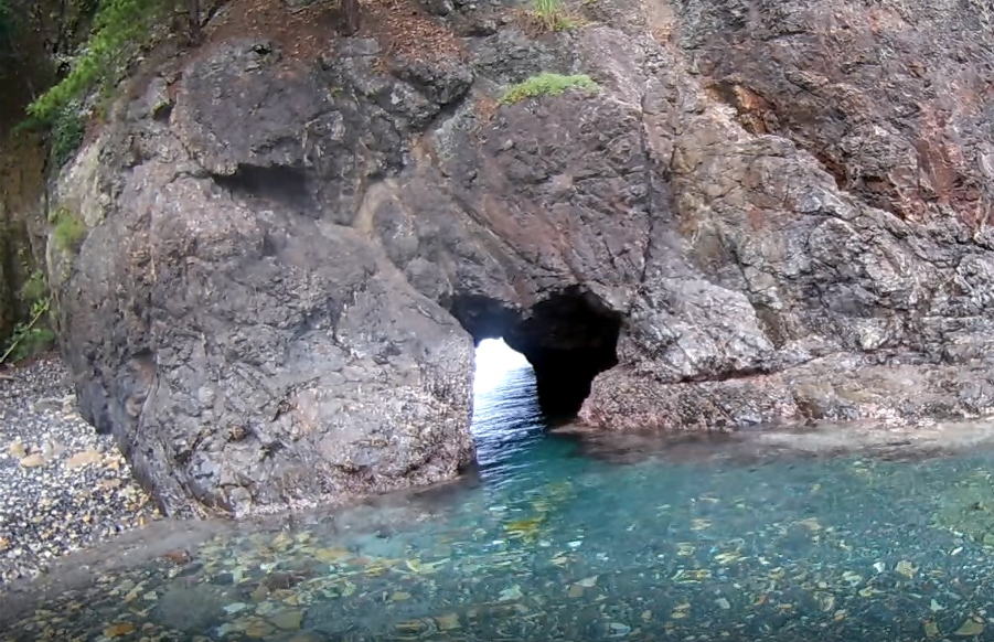 高知の海岸洞窟
